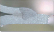 图8 车门激光焊缝结构翻边对比（搭接和叠焊，结构和实物）